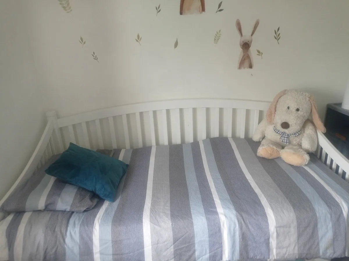 White single day bed - Image 1
