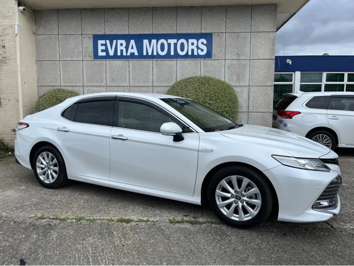 Toyota Camry G AUTOMATIC HYBRID 2.5 PETROL //LOW M - Image 3