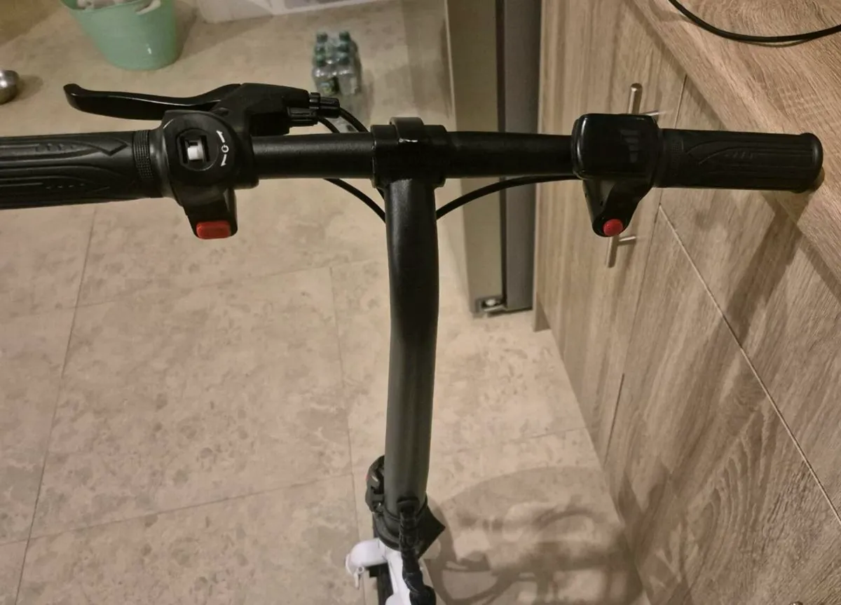 Windgoo B3 E-Scooter with Seat -350W Motor, 25km/h - Image 3