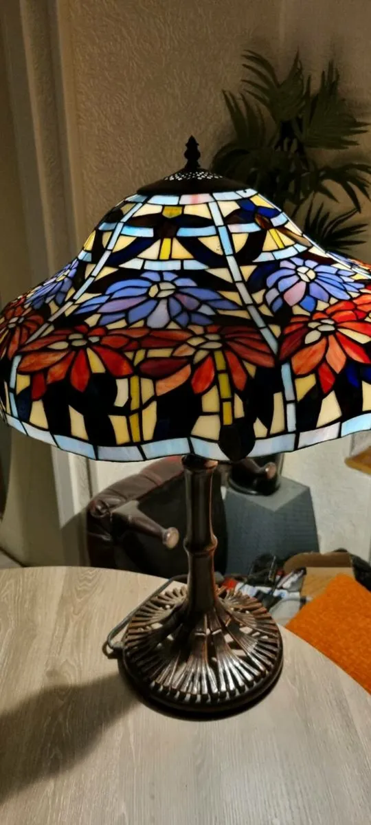 MASSIVE HUGE 21" WIDE  BAMBOO TTIFFANY TABLE LAMP - Image 1