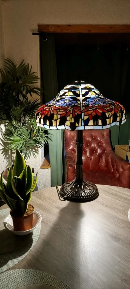 MASSIVE HUGE 21" WIDE  BAMBOO TTIFFANY TABLE LAMP - Image 3