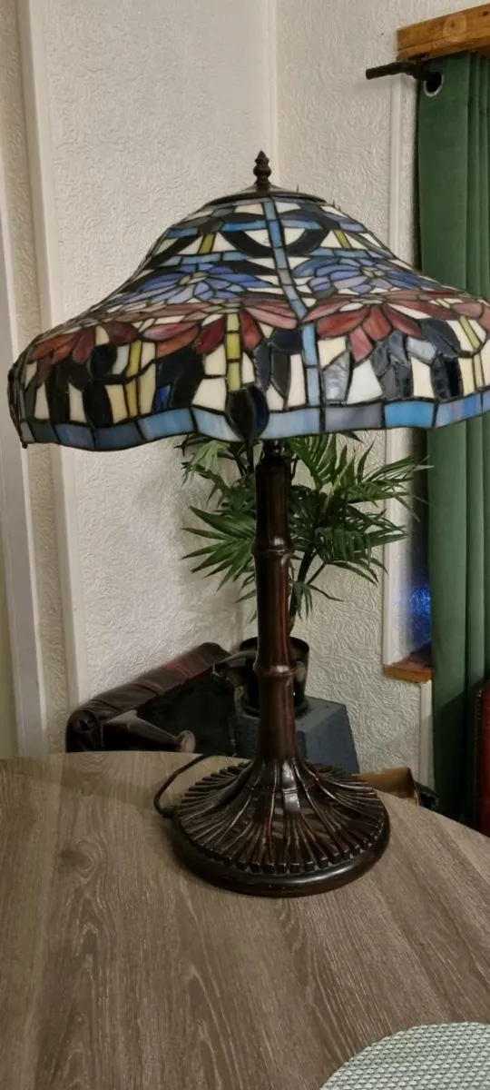 MASSIVE HUGE 21" WIDE  BAMBOO TTIFFANY TABLE LAMP - Image 4