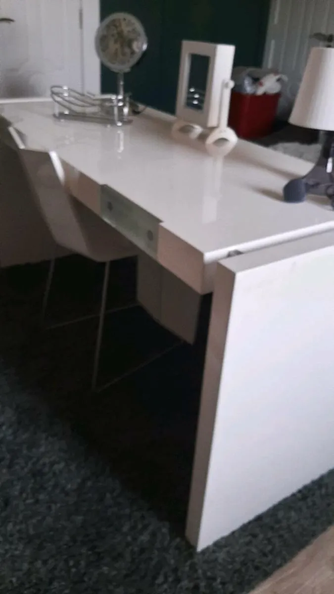 Dressing table - Image 1