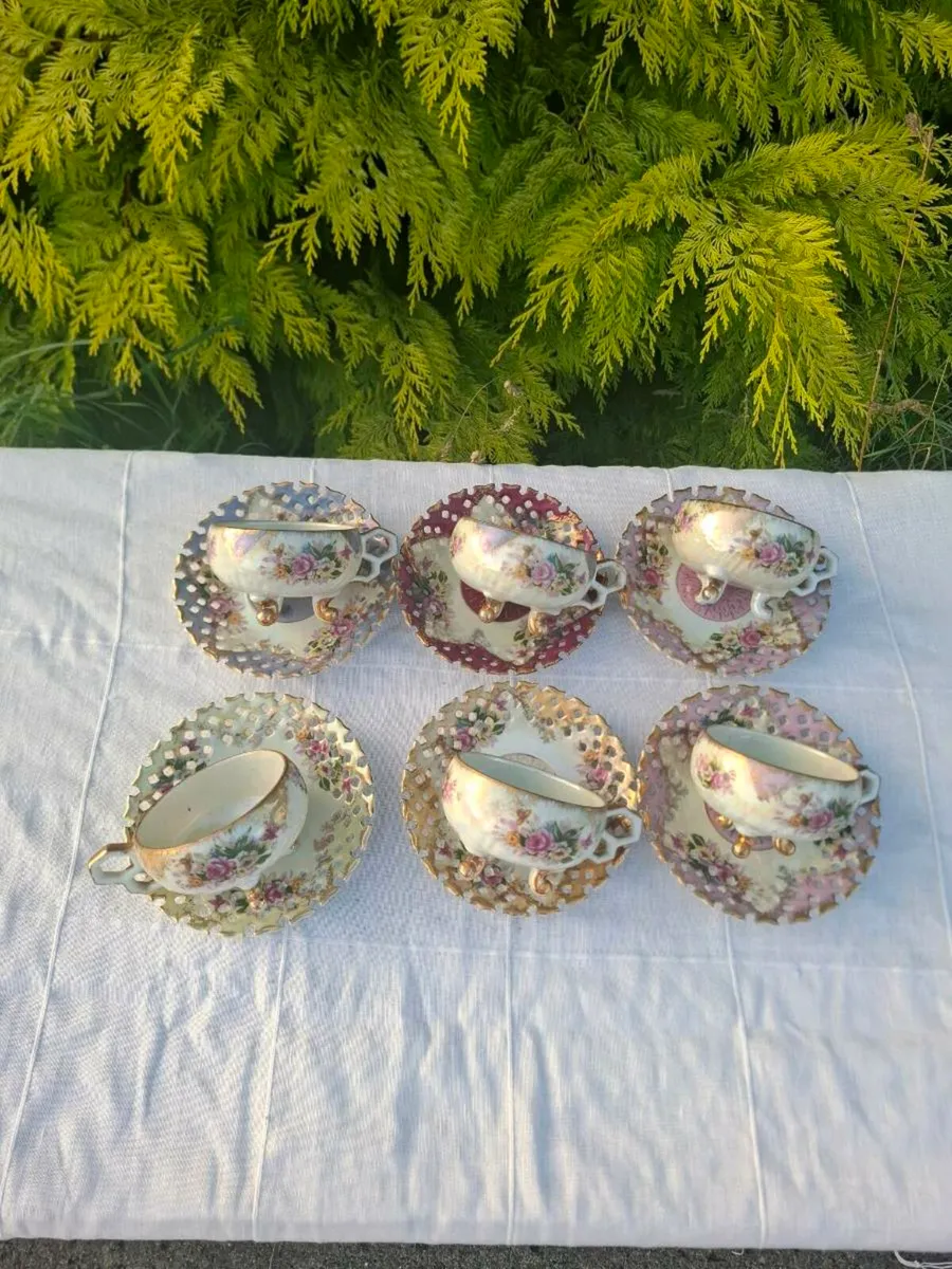 6 tea cups and saucers - Image 1