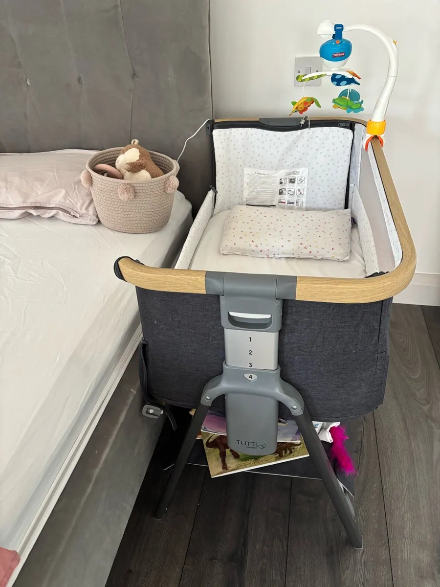Bedside crib - Image 1