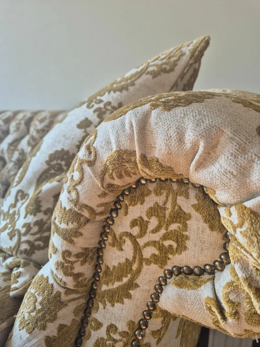 Chesterfield sofa - Image 2