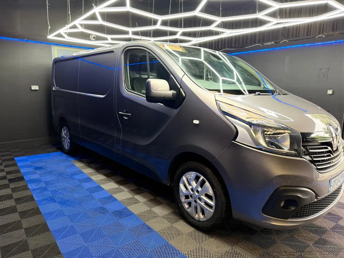 Renault Trafic 2017,DOE 10/25 - Image 4