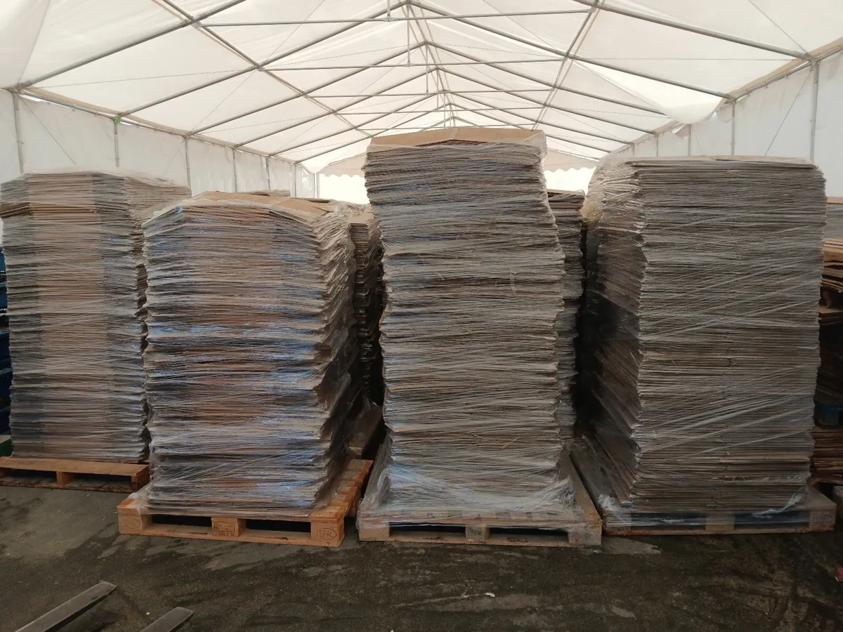 Pallets of flattened cardboard boxes - Image 3