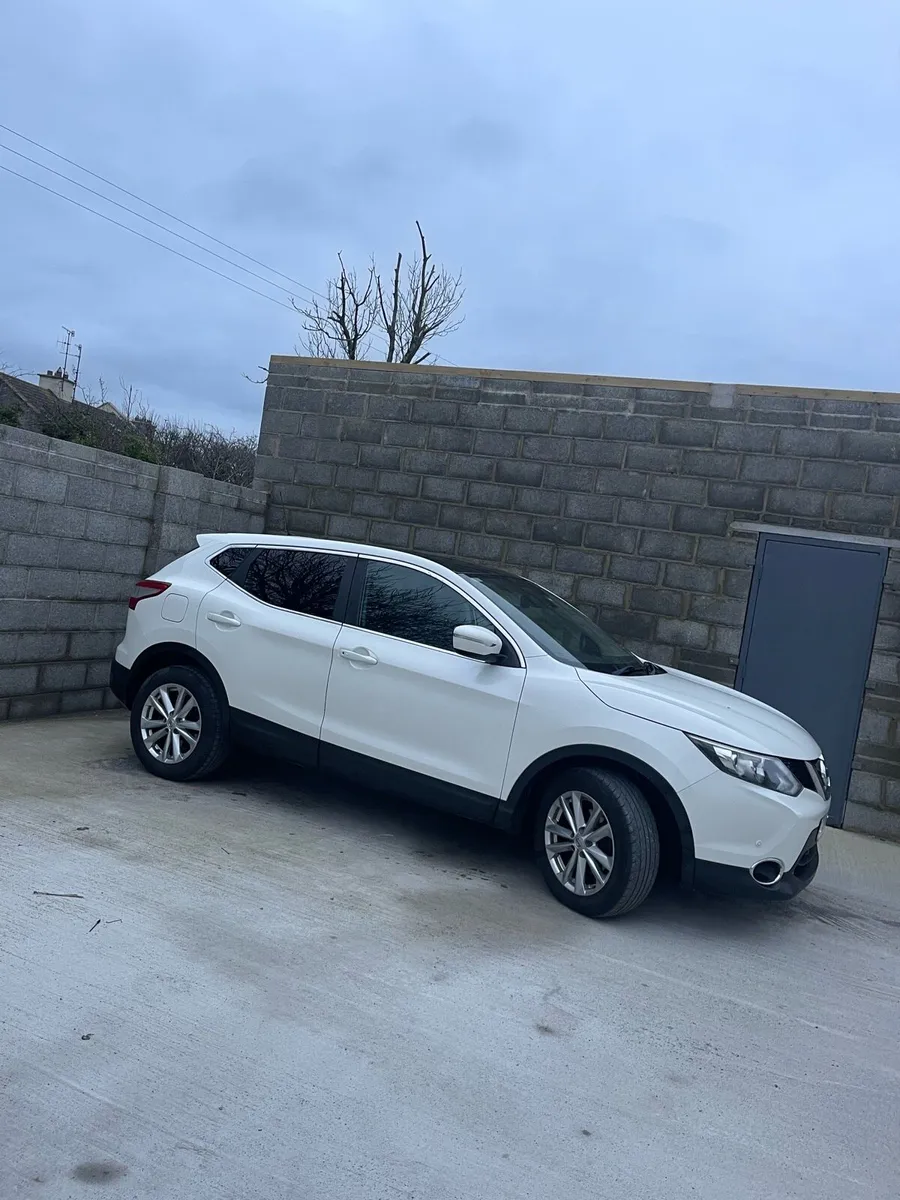 Nissan Qashqai with sunroof - Image 1