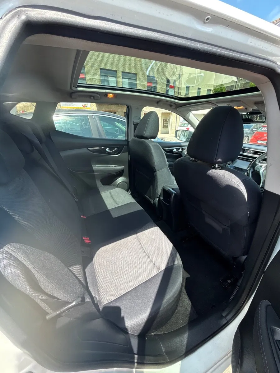 Nissan Qashqai with sunroof - Image 4