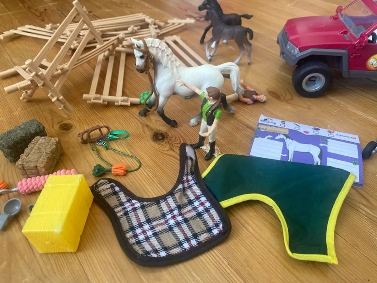 schleich pick up truck, horse box and vet truck plus figures - Image 1