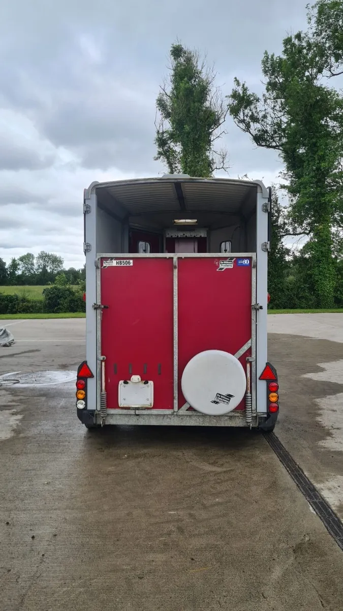 Horse box 506 - Image 1