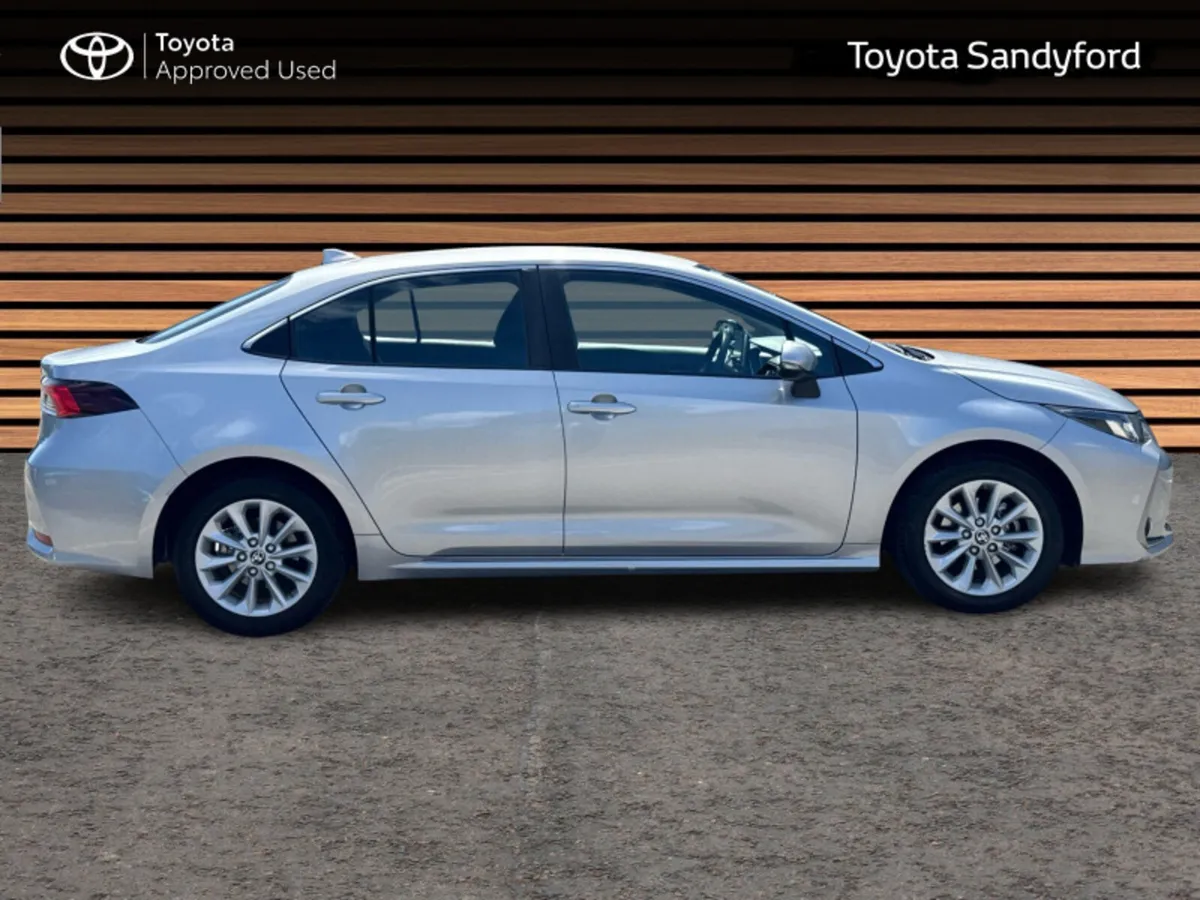 Toyota Corolla HYBRID LUNA AUTO SALOON // TOYOTA S - Image 3