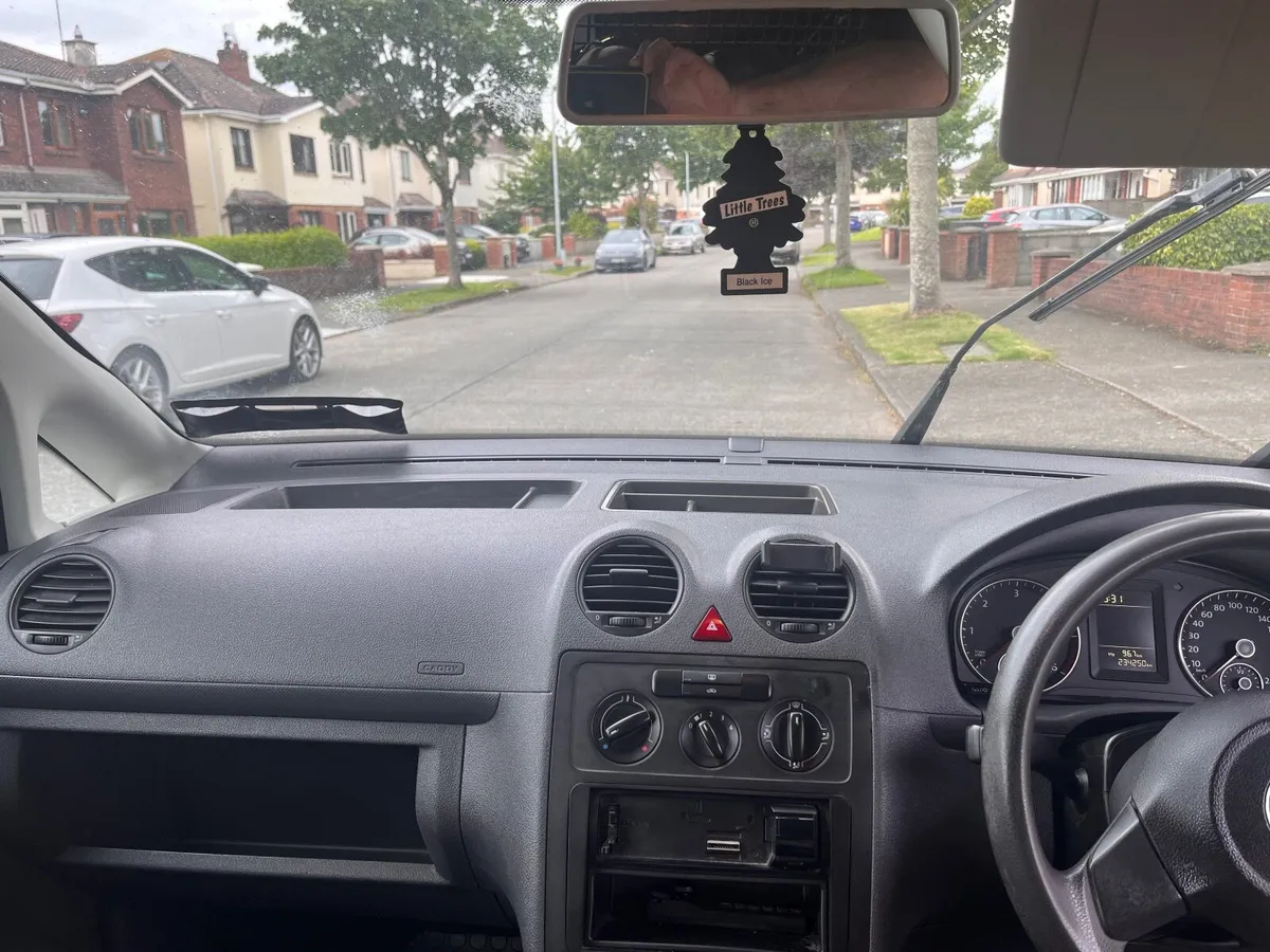 Volkswagen Caddy 2012 - Image 2