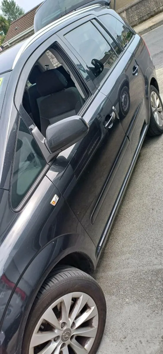 Car  7 seats - Image 4