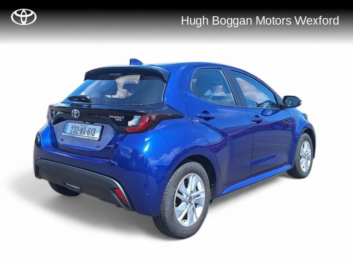 Toyota Yaris ONLY 2700 KMS!! 1.5 HYBRID LUNA - Image 2