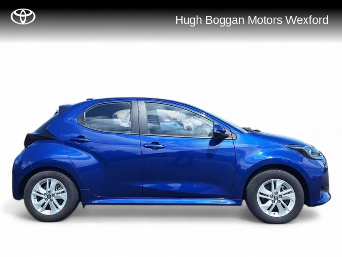 Toyota Yaris ONLY 2700 KMS!! 1.5 HYBRID LUNA - Image 3