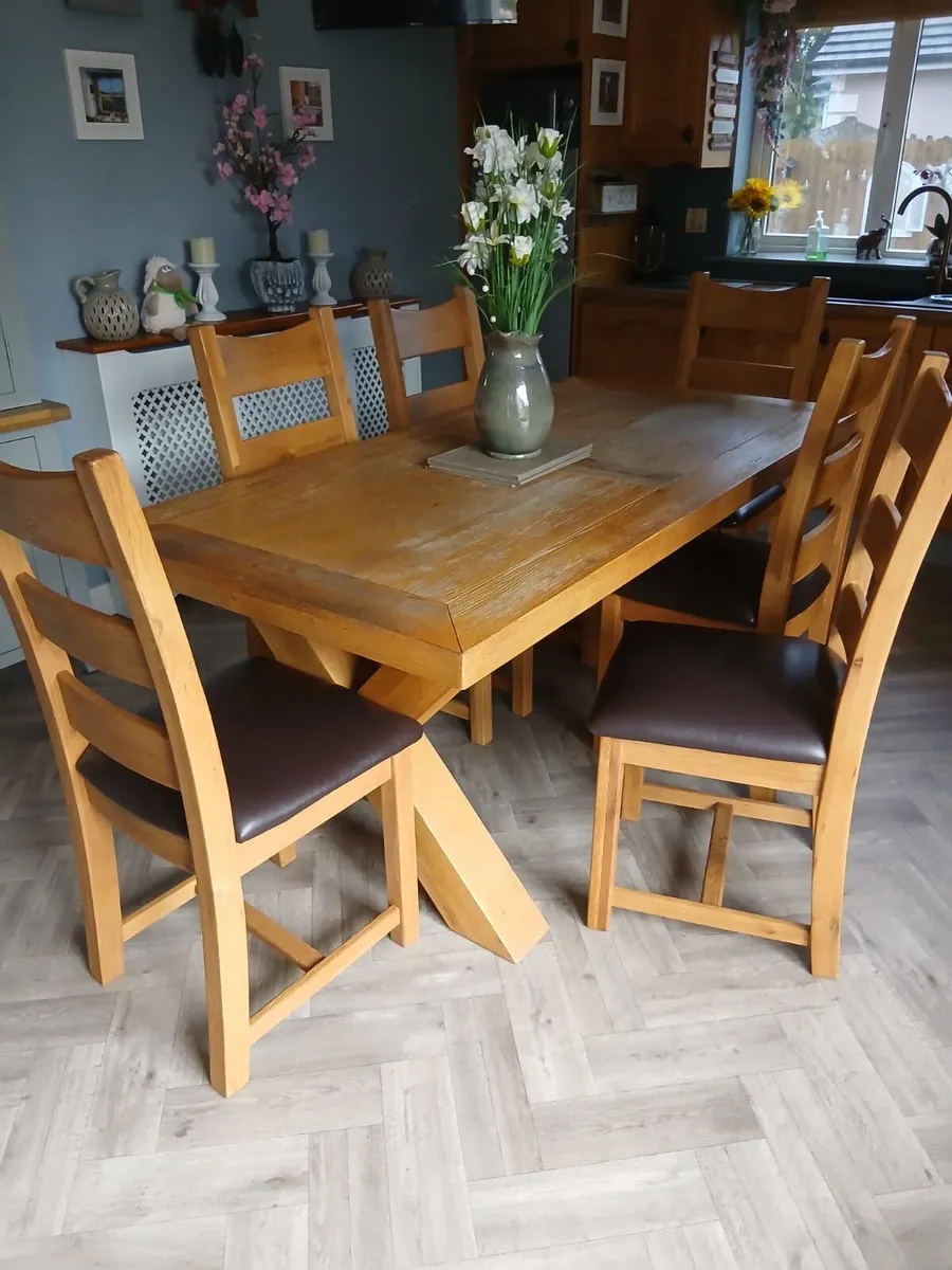 Solid oak Table and 6 Chairs - Image 1