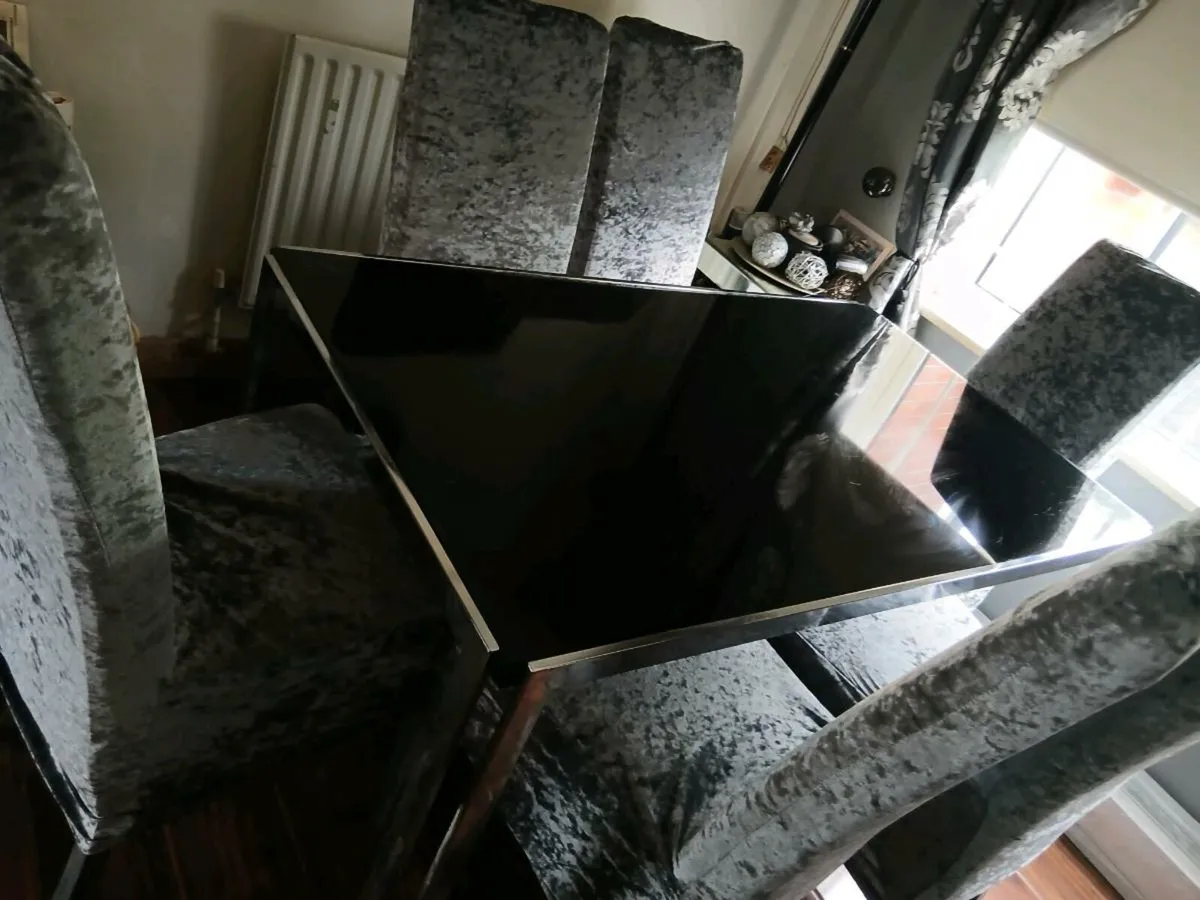 Table &chairs - Image 1