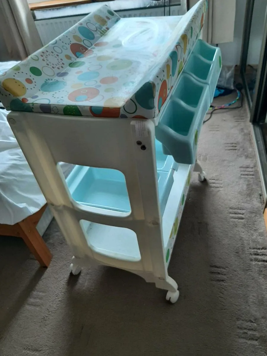 Changing unit with removable bath - Image 1