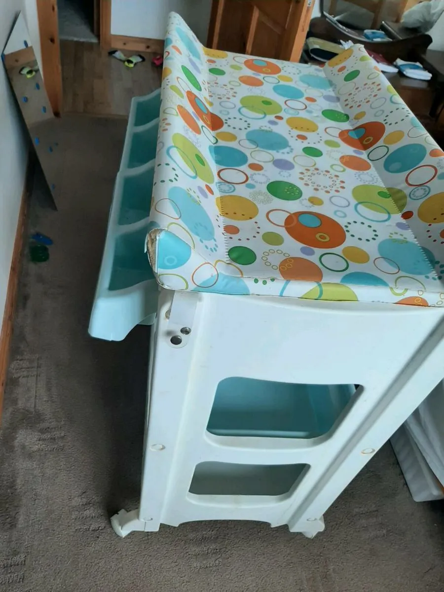 Changing unit with removable bath - Image 2