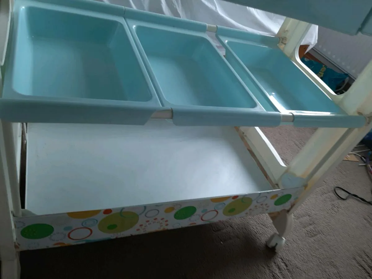 Changing unit with removable bath - Image 3