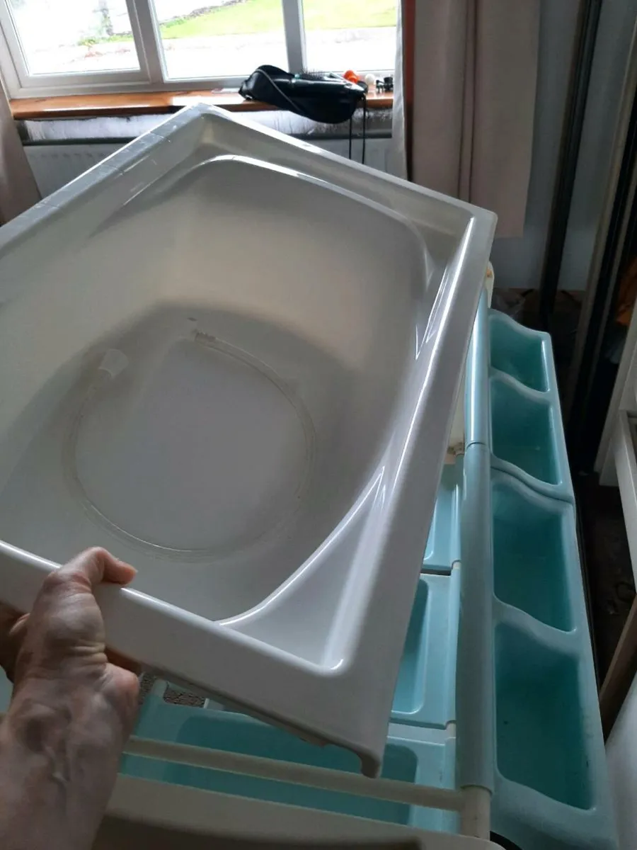Changing unit with removable bath - Image 4