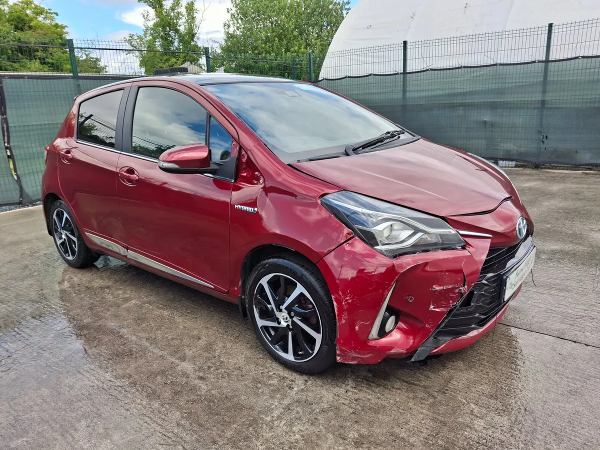 192 Toyota Yaris  1.5 VVti Hybrid  Pan roof - Image 4