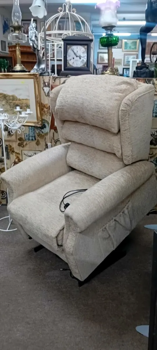 Electric Risè And Recline Armchair