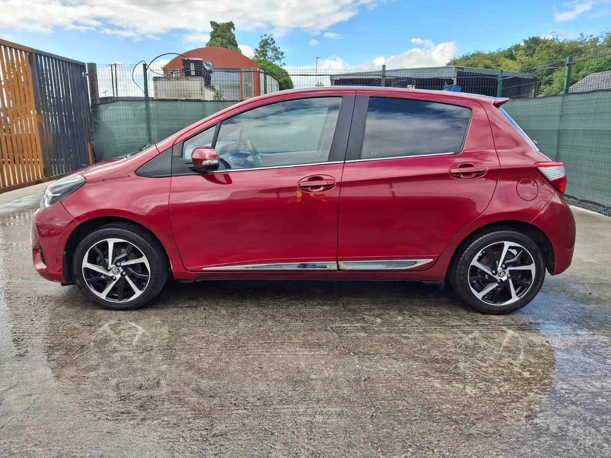 192 Toyota Yaris  1.5 VVti Hybrid  Pan roof - Image 2