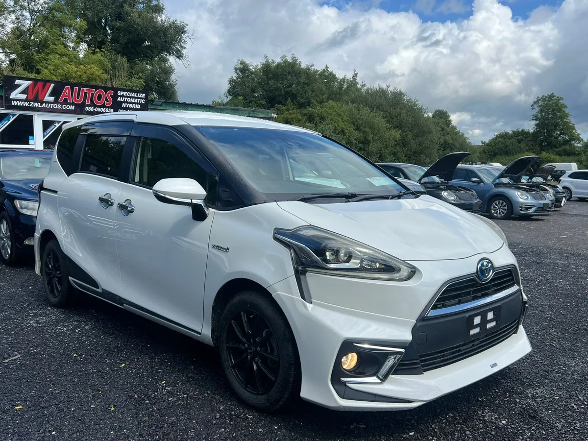 17 Toyota Sienta 1.5 Hybrid  Reverse Camera - Image 1