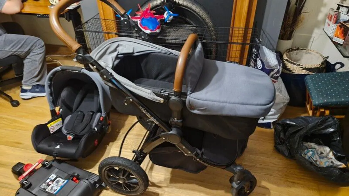 Pram/stroller/travel system - Image 2