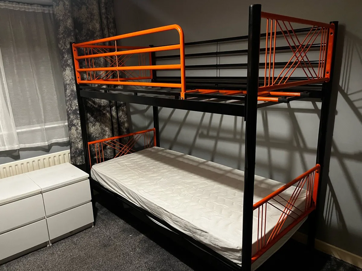 2 beds available in 4 bed large quad. bedroom - Image 4