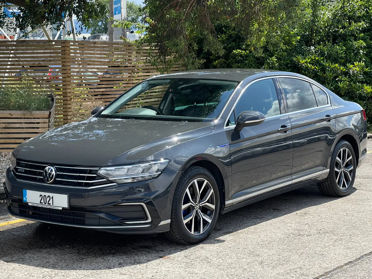 Volkswagen Passat 2021 - Image 2