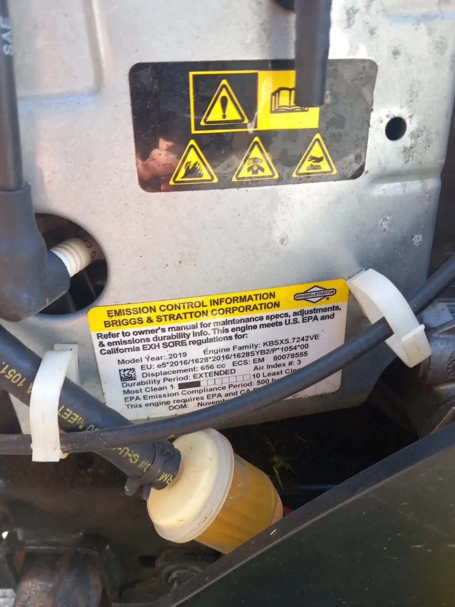 John Deere Lawnmower x166R - Image 2