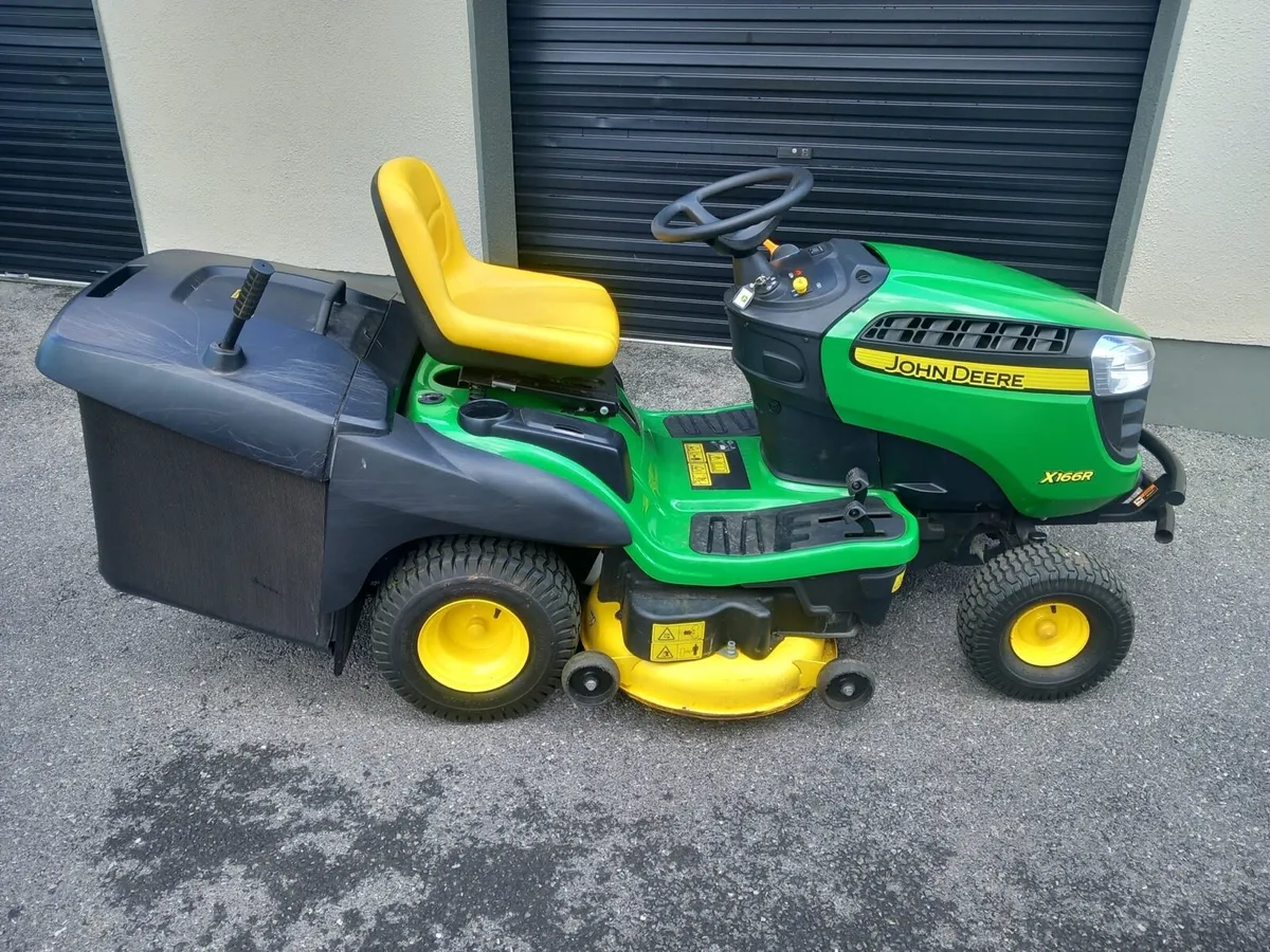 John Deere Lawnmower x166R - Image 1