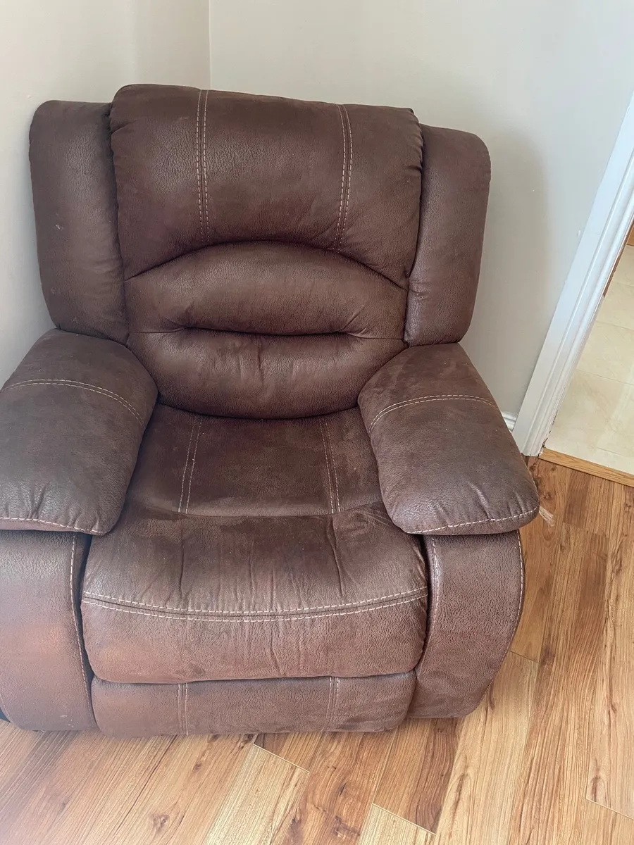 Brown reclining couch and 2 recliner arm chairs - Image 3