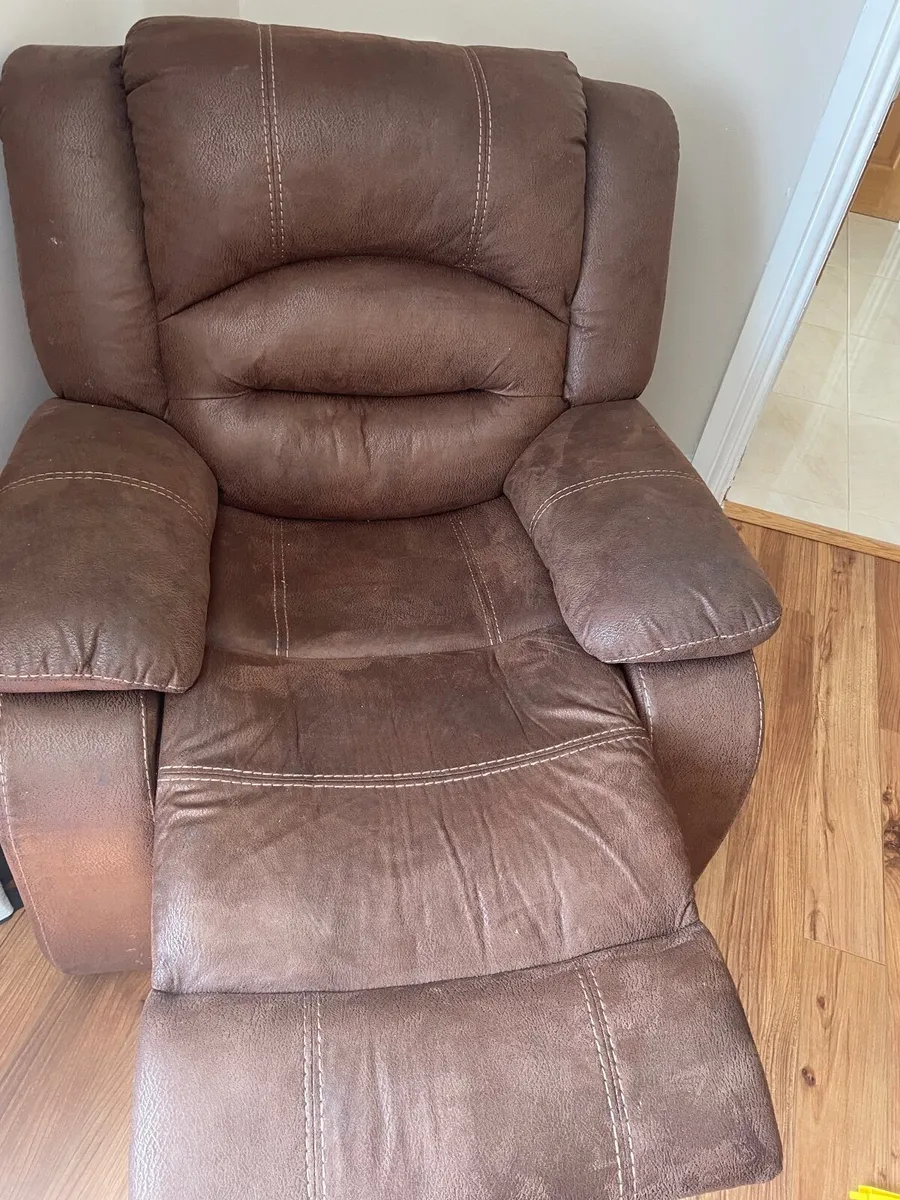 Brown reclining couch and 2 recliner arm chairs - Image 4