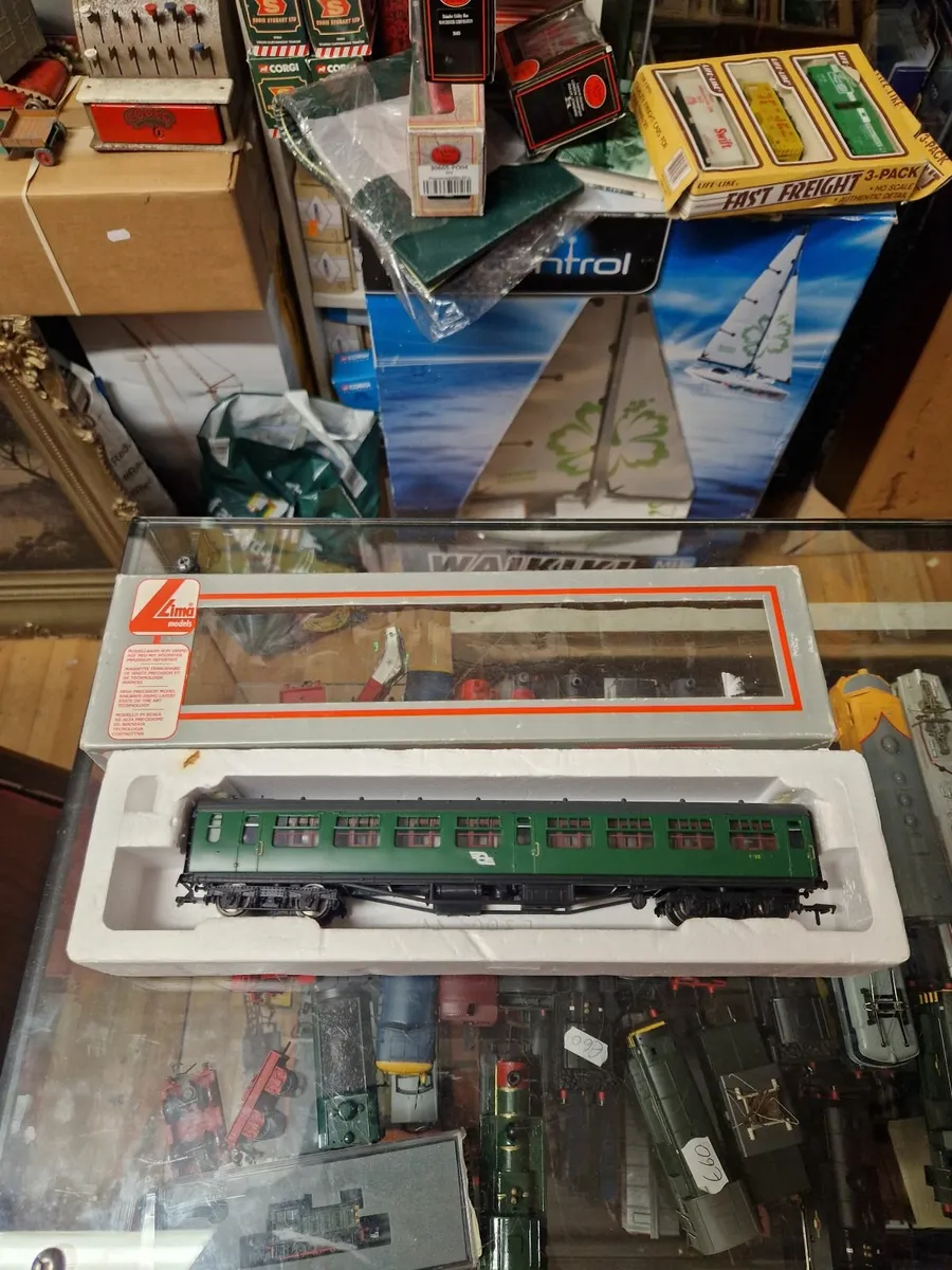 Hornby Bachmann OO Gauge Irish Rail Carraige - Image 1