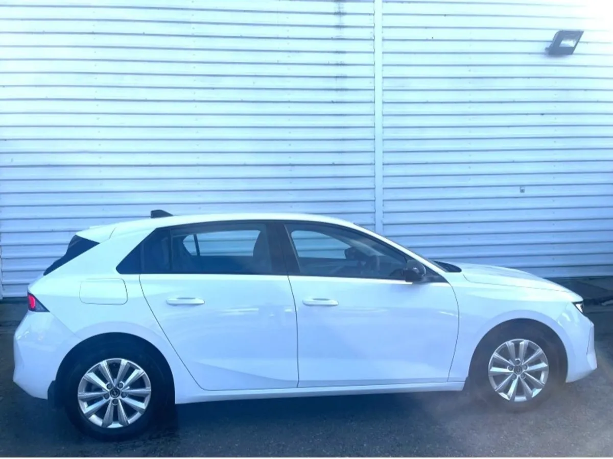 Opel Astra SC 1.2 Turbo 110PS Petrol 6 Speed - Image 3