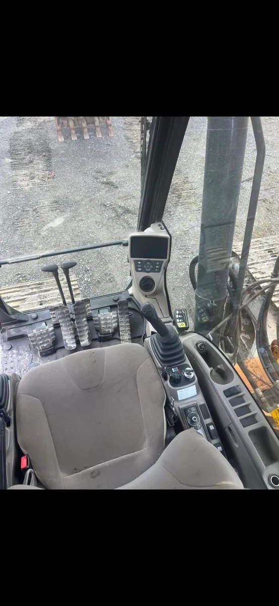 210D Case excavator - Image 3