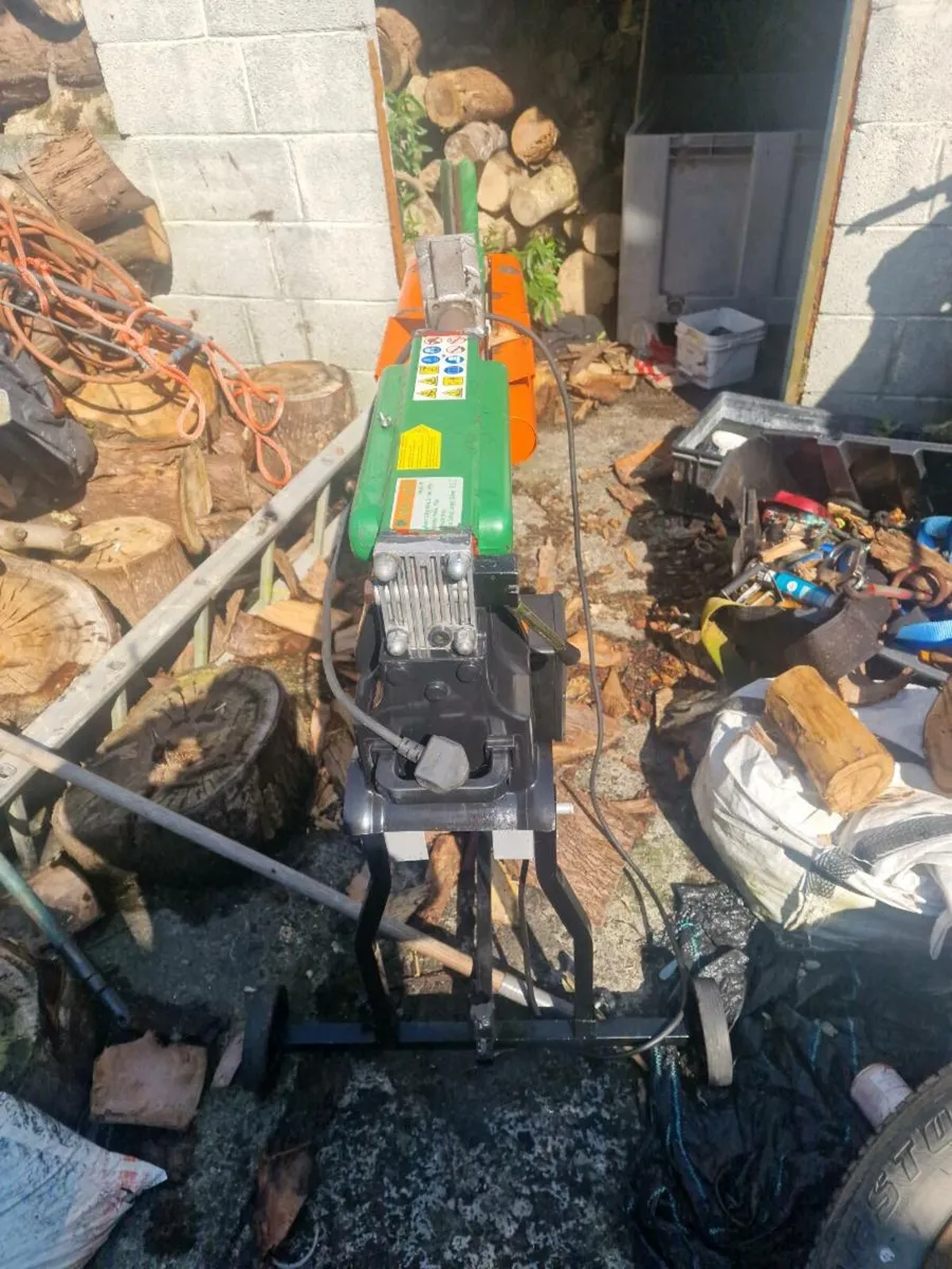 Max axe log splitter for sale - Image 1