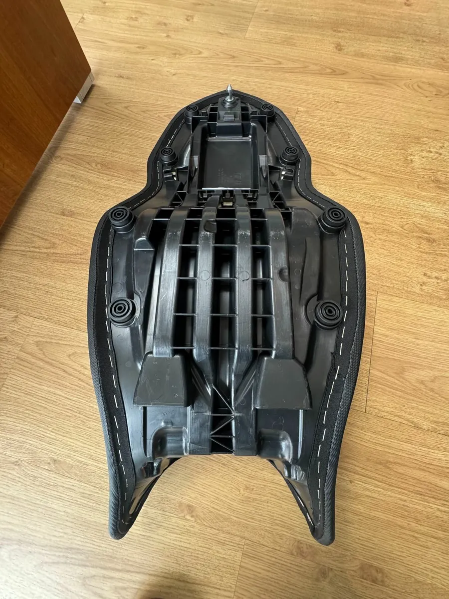 BMW Low Seat - F900R / F900XR BRAND NEW - Image 2