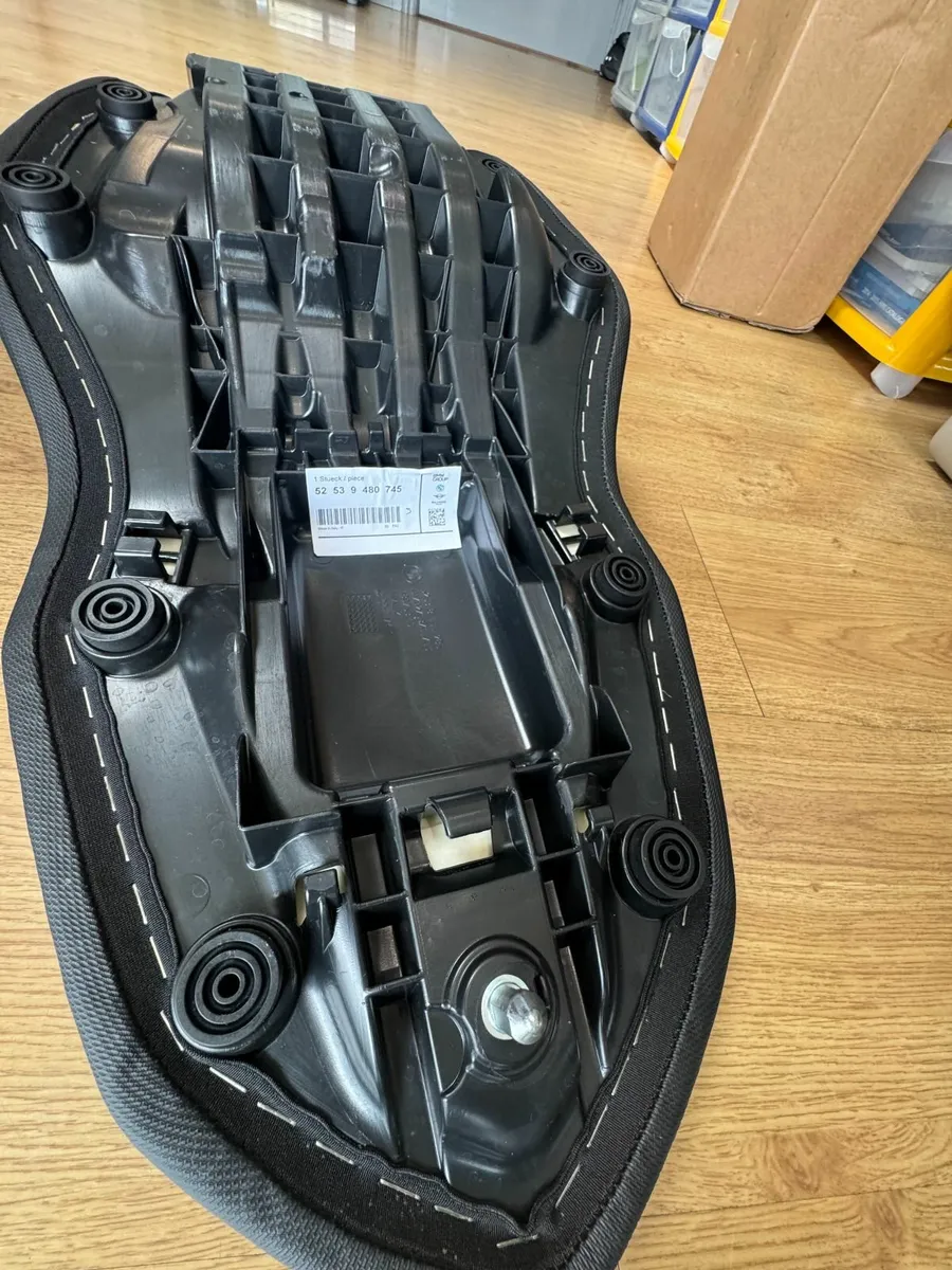 BMW Low Seat - F900R / F900XR BRAND NEW - Image 4
