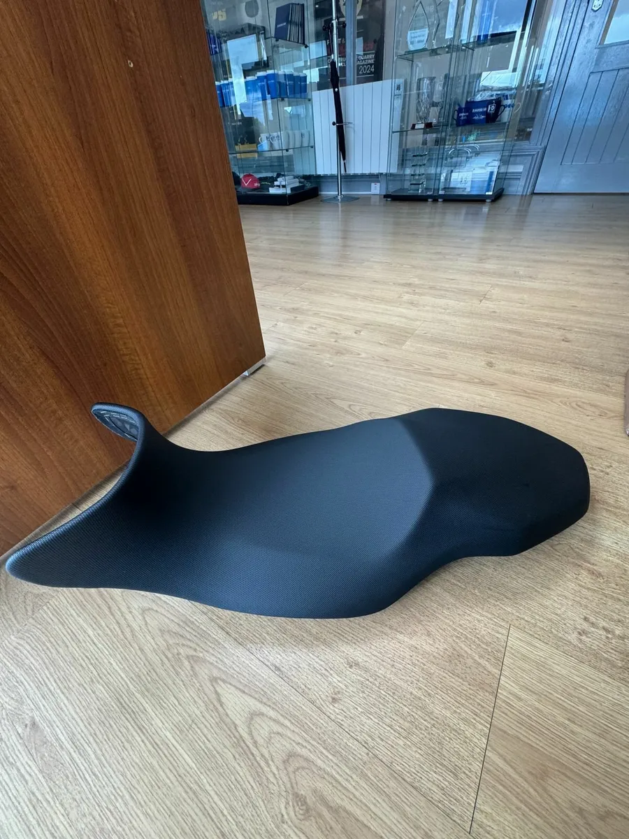 BMW Low Seat - F900R / F900XR BRAND NEW - Image 1