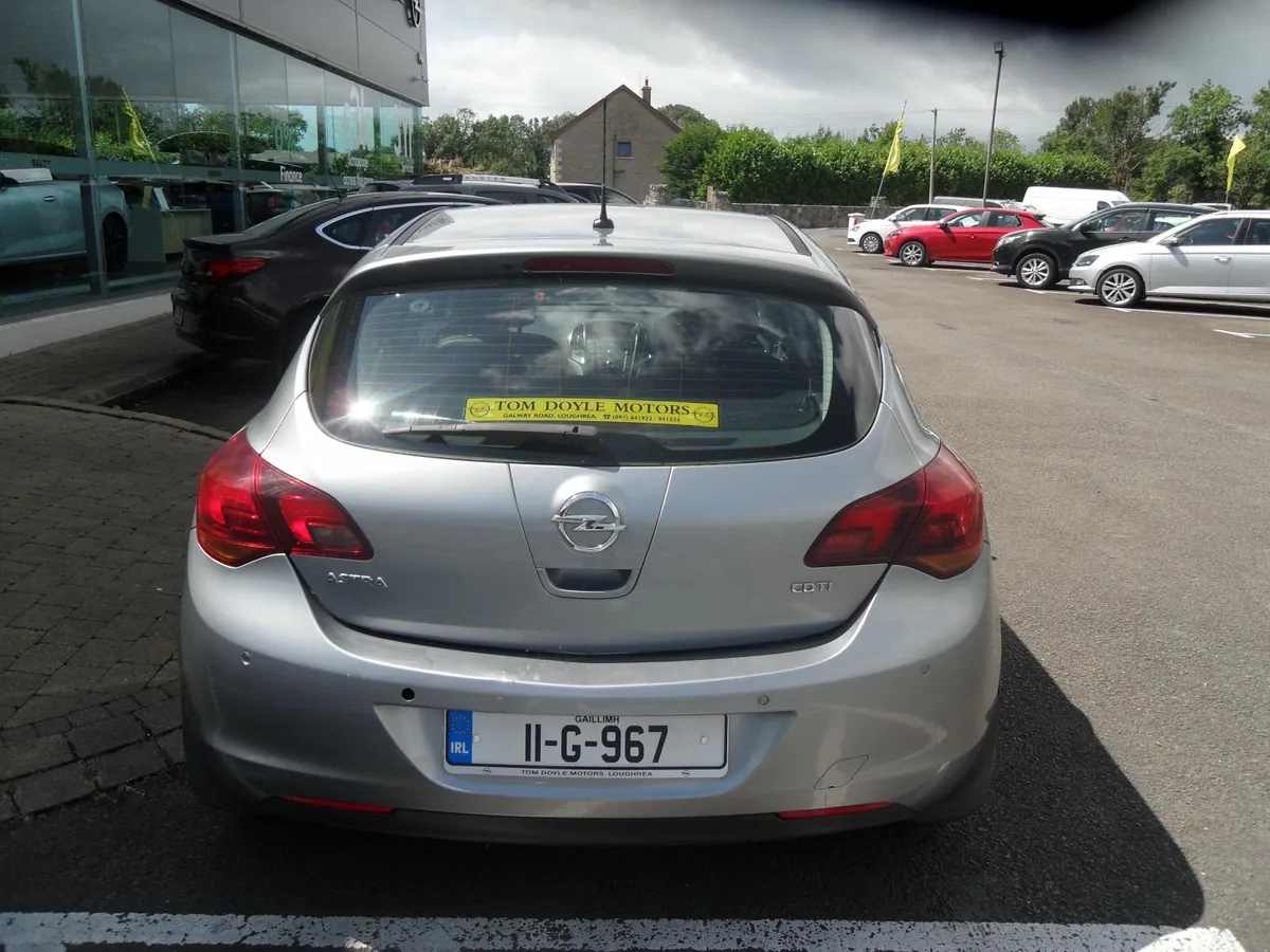 Opel Astra 2011 - Image 2