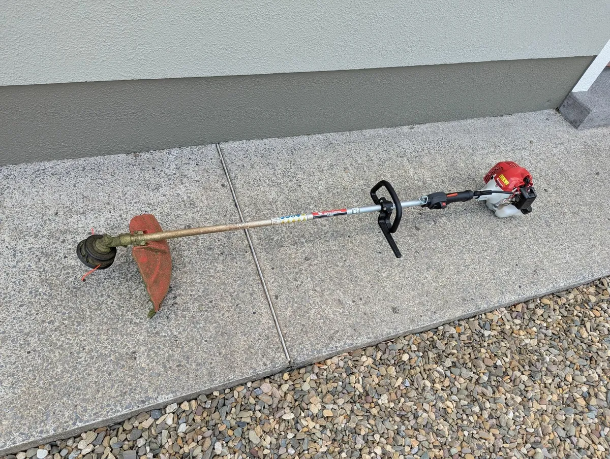 Petrol grass strimmer - Image 1