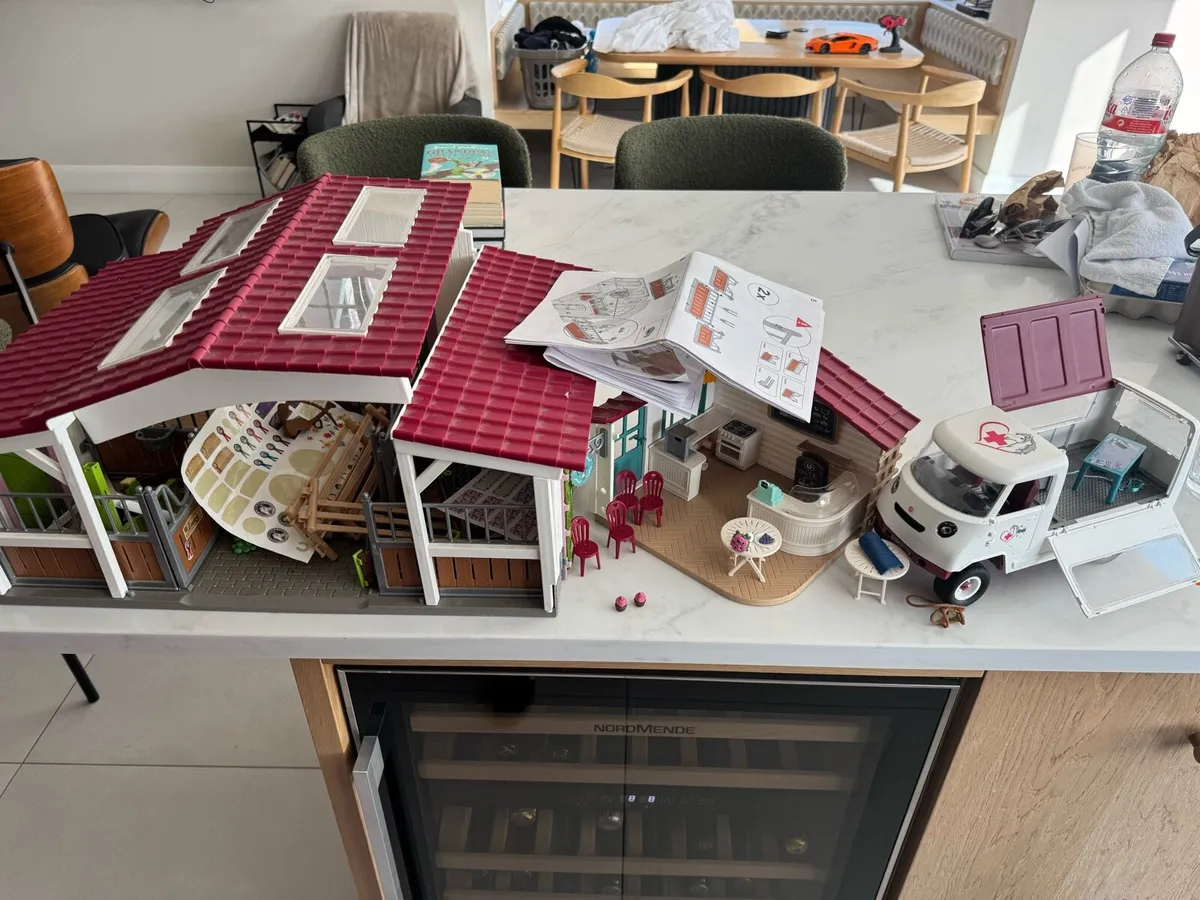Schleich stable, cafe & ambulance - Image 1