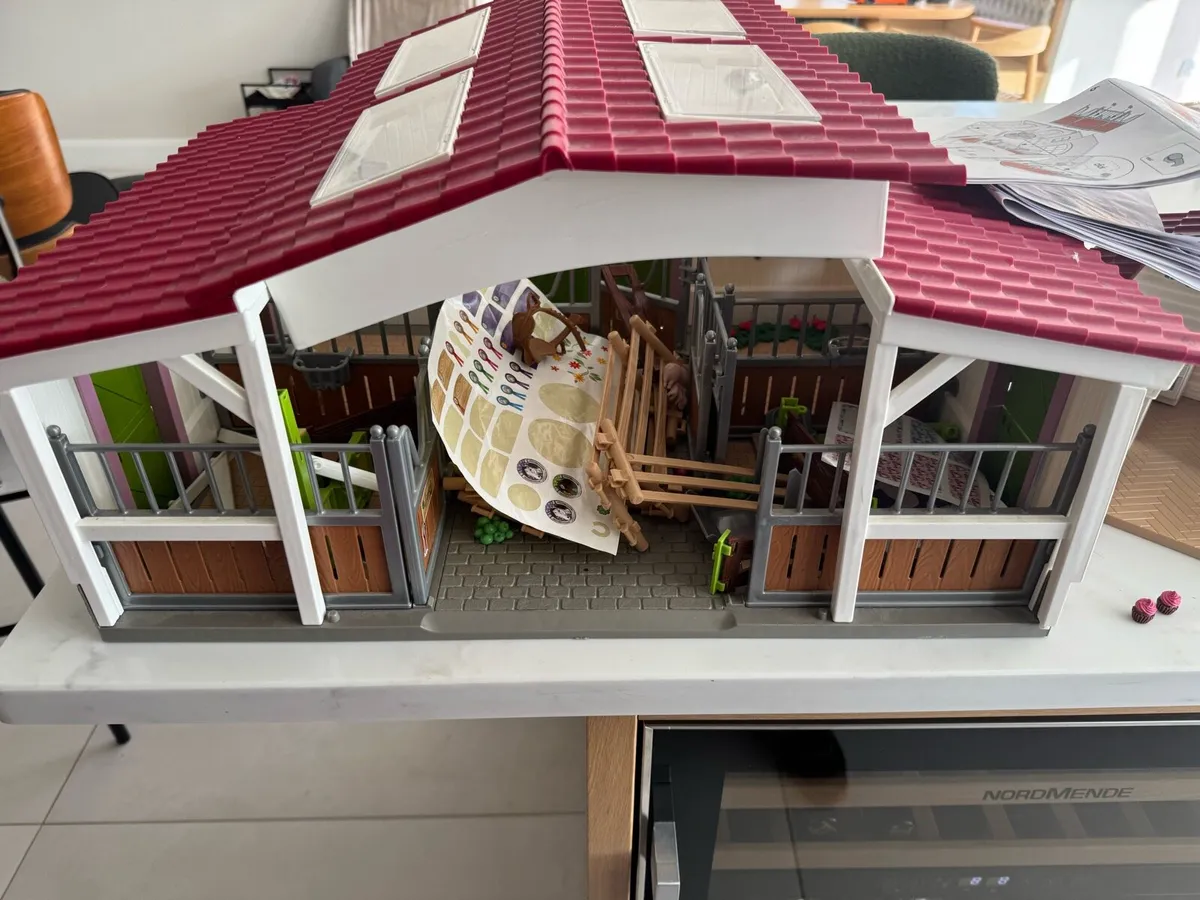 Schleich stable, cafe & ambulance - Image 2