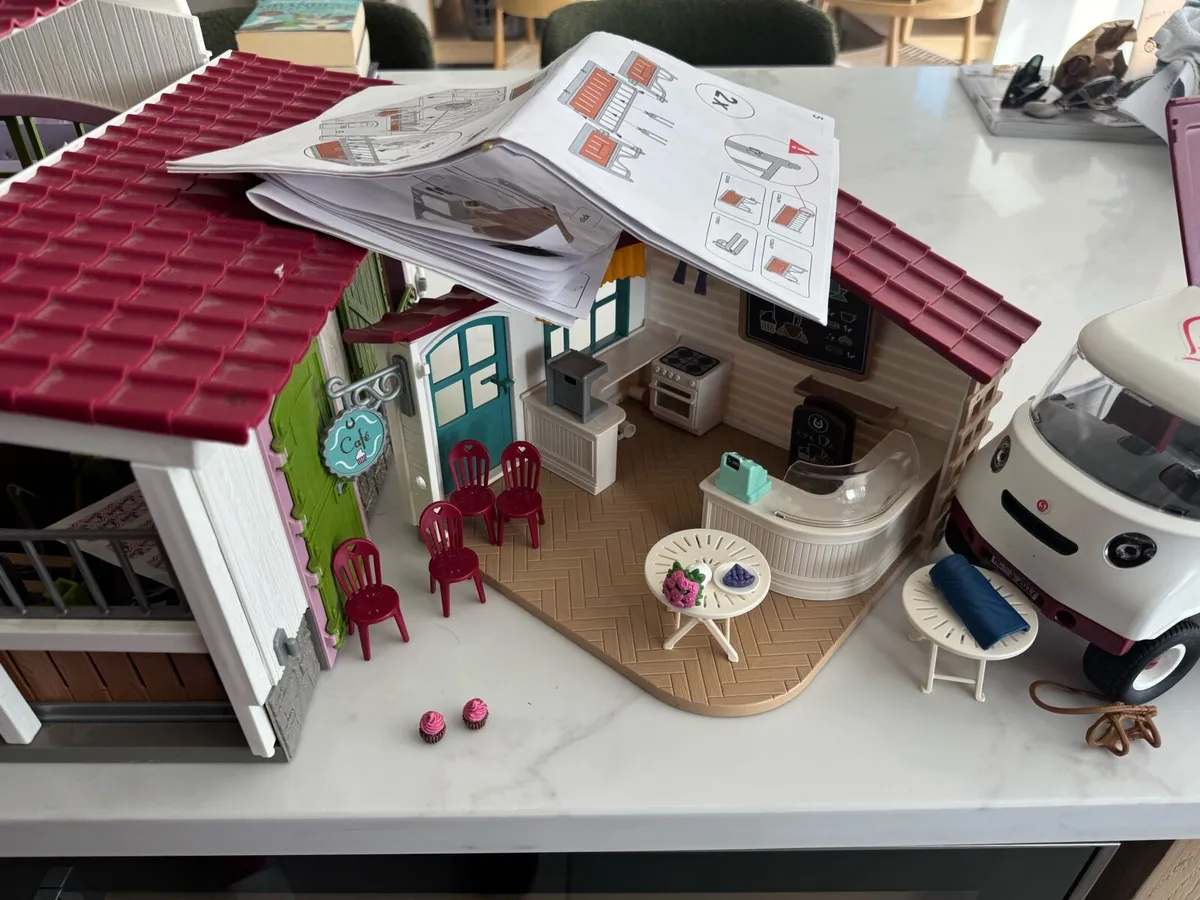 Schleich stable, cafe & ambulance - Image 3